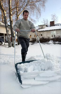 www.ultimatesnowshovel.com introducing the Masi Polar Plus ergonomic snow shovel made in Finland-no