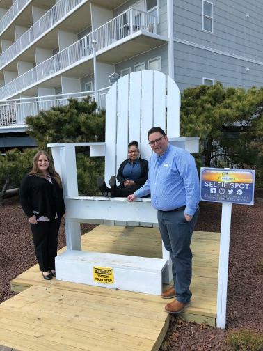 Commander Hotel & Suites Introduces Giant Adirondack Chair to O.C.’s Boardwalk