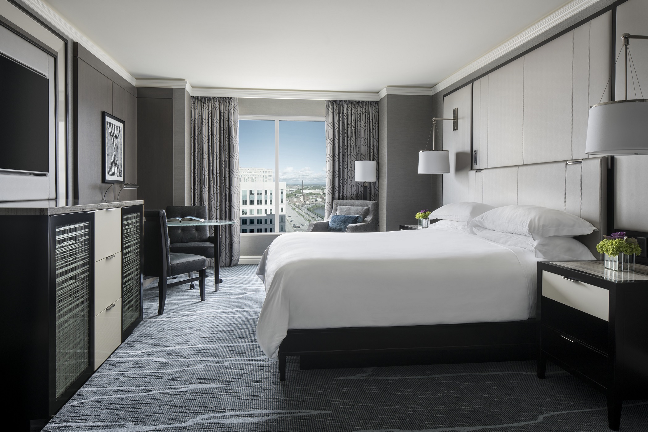 The Ritz-Carlton, Cleveland Entices With “Summer in the City” Picnic Package