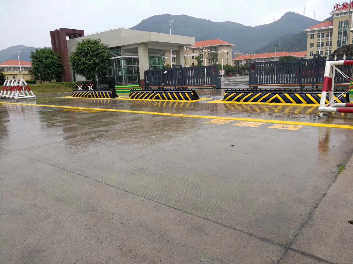 What is Hydraulic Road Blocker? - SST