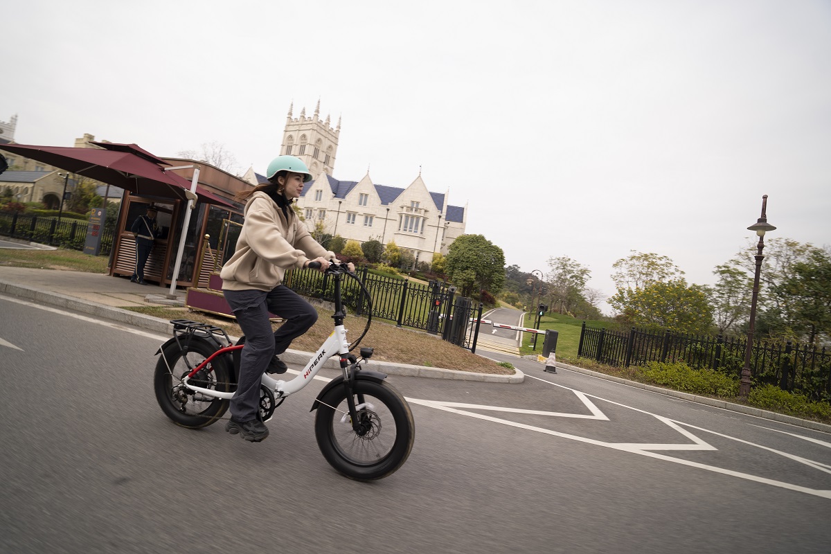 Which is a Better Choice for College Student’s Small Transportation Tool – HiPEAK Adult Folding E-bike or Electric Scooter?