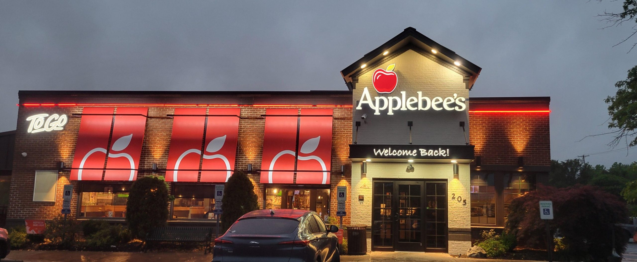 Doherty Enterprises-Owned Applebee’s® in Manahawkin, NJ Unveils Fresh NEW Look