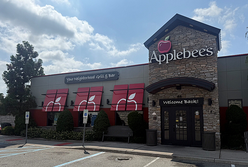 Doherty Enterprises-Owned Applebee's® in Garfield, NJ Celebrates Newly Remodeled Restaurant